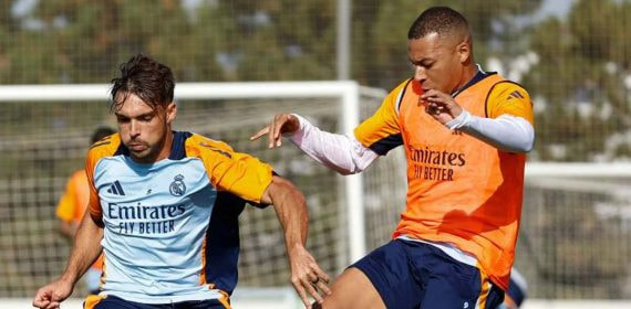Asencio y Mbappé, entrenando con el Real Madrid.