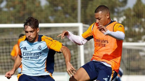 Asencio y Mbappé, entrenando con el Real Madrid.