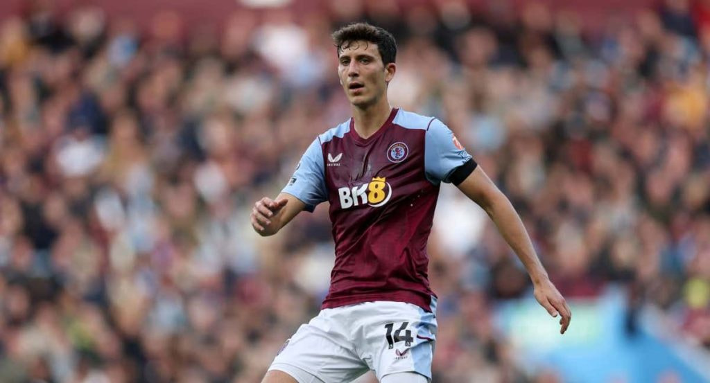 Pau Torres, en un partido en la Premier con el Aston Villa.