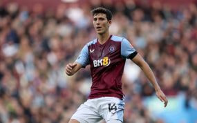 Pau Torres, en un partido en la Premier con el Aston Villa.