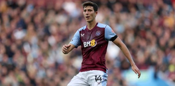 Pau Torres, en un partido en la Premier con el Aston Villa.