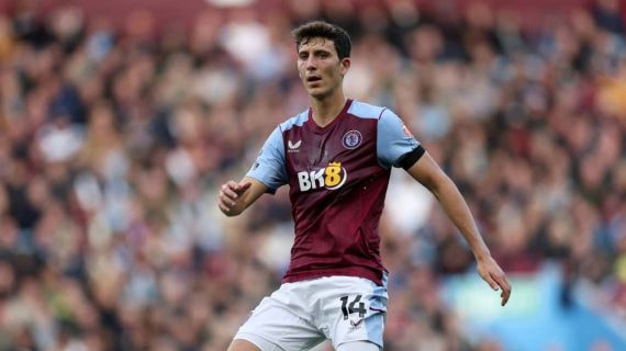 Pau Torres, en un partido en la Premier con el Aston Villa.