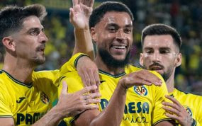 Danjuma celebra su gol.