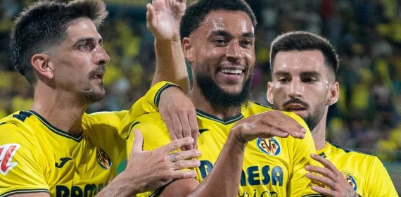 Danjuma celebra su gol.