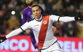 Raúl de Tomás, durante un partido con el Rayo Vallecano en la temporada 2018/2019.