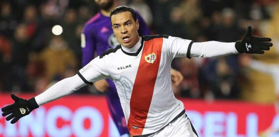 Raúl de Tomás, durante un partido con el Rayo Vallecano en la temporada 2018/2019.
