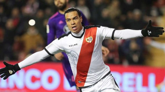 Raúl de Tomás, durante un partido con el Rayo Vallecano en la temporada 2018/2019.