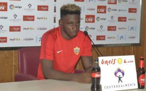 Yan Eteki, durante una rueda de prensa con el Almería en la temporada 2018-2019.