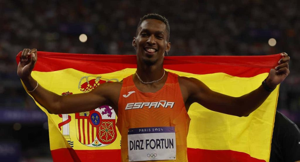 El atleta español Jordan Díaz celebra el oro en la final de triple salto masculino en el marco de los Juegos Olímpicos París 2024.