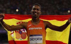 El atleta español Jordan Díaz celebra el oro en la final de triple salto masculino en el marco de los Juegos Olímpicos París 2024.