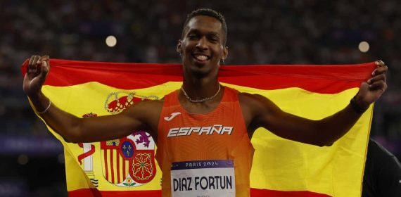 El atleta español Jordan Díaz celebra el oro en la final de triple salto masculino en el marco de los Juegos Olímpicos París 2024.