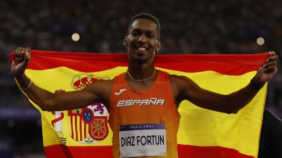 El atleta español Jordan Díaz celebra el oro en la final de triple salto masculino en el marco de los Juegos Olímpicos París 2024.