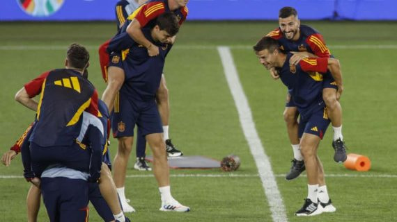 La Selección se entrena con zapatillas ante la ausencia de botas.
