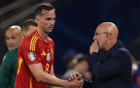 Fabián y De la Fuente se saludan en el partido ante Italia en la Eurocopa de Alemania.