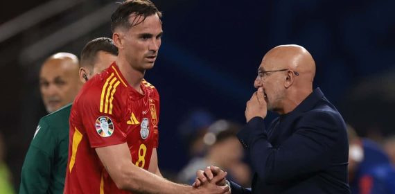 Fabián y De la Fuente se saludan en el partido ante Italia en la Eurocopa de Alemania.