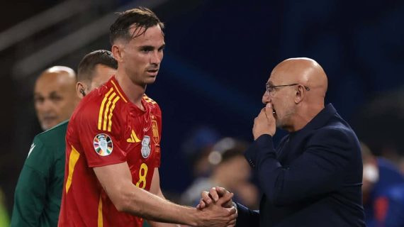 Fabián y De la Fuente se saludan en el partido ante Italia en la Eurocopa de Alemania.