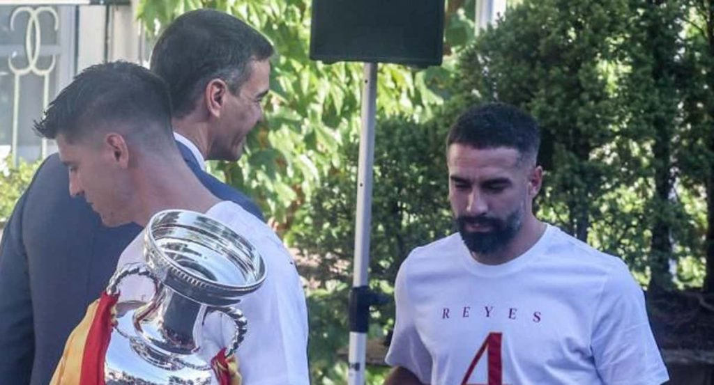 Dani Carvajal, en su saludo con Pedro Sánchez.