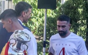 Dani Carvajal, en su saludo con Pedro Sánchez.