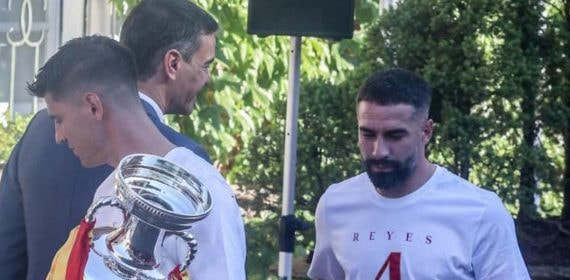 Dani Carvajal, en su saludo con Pedro Sánchez.