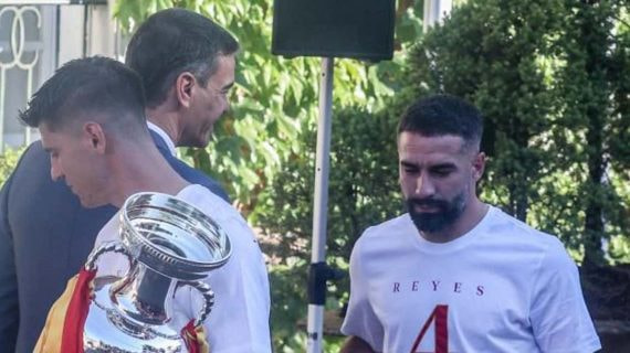 Dani Carvajal, en su saludo con Pedro Sánchez.