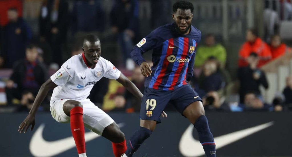Pape Gueye ante el Barcelona.