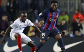 Pape Gueye ante el Barcelona.