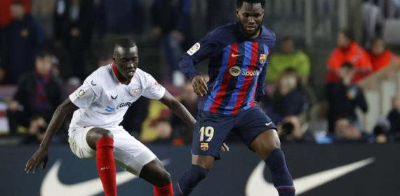 Pape Gueye ante el Barcelona.