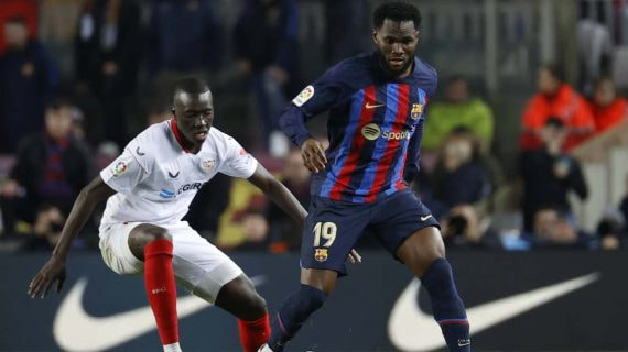 Pape Gueye ante el Barcelona.