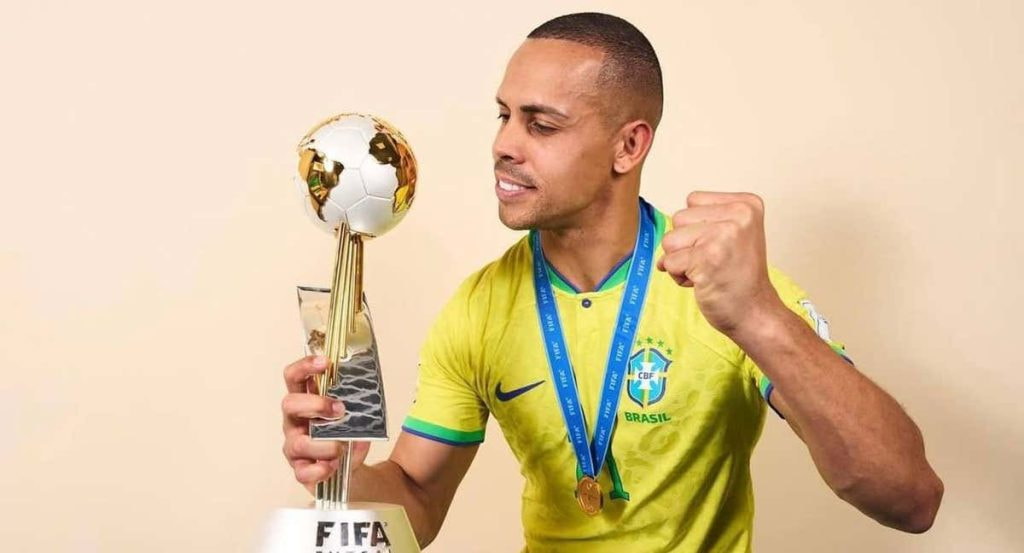 Ferrao posa con la Copa del Mundo lograda por Brasil ante Argentina en Uzbekistán 2024.