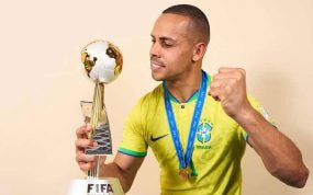 Ferrao posa con la Copa del Mundo lograda por Brasil ante Argentina en Uzbekistán 2024.