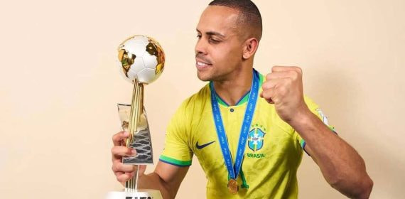 Ferrao posa con la Copa del Mundo lograda por Brasil ante Argentina en Uzbekistán 2024.