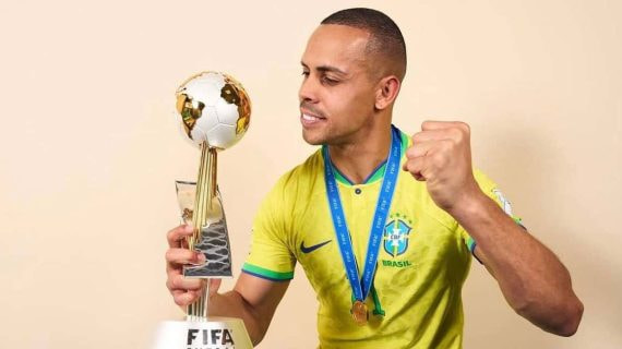 Ferrao posa con la Copa del Mundo lograda por Brasil ante Argentina en Uzbekistán 2024.