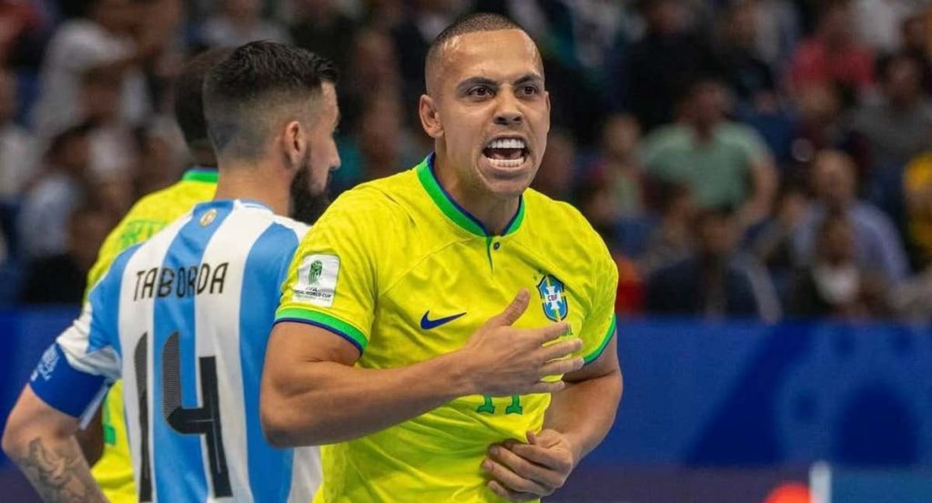 Ferrao celebra el primer gol de Brasil en la final del Mundial de Uzbekistán ante Argentina.