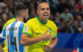 Ferrao celebra el primer gol de Brasil en la final del Mundial de Uzbekistán ante Argentina.