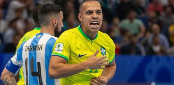 Ferrao celebra el primer gol de Brasil en la final del Mundial de Uzbekistán ante Argentina.