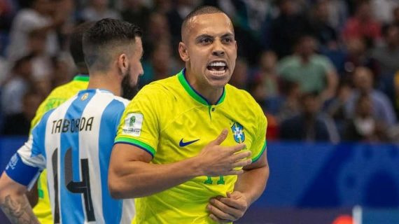 Ferrao celebra el primer gol de Brasil en la final del Mundial de Uzbekistán ante Argentina.