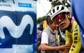 Kevin Castillo, junto a un modelo del nuevo maillot de Movistar Team para la temporada 2025.