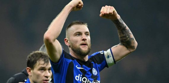 Skriniar celebrando la victoria contra el Nápoles.