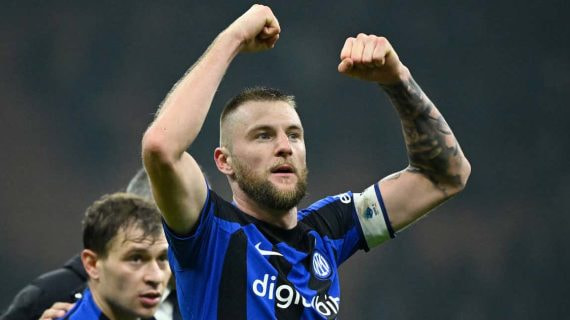 Skriniar celebrando la victoria contra el Nápoles.