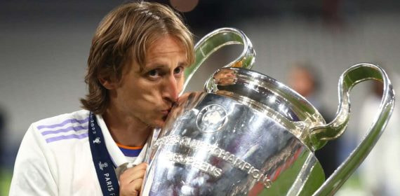 Luka Modric besando la Champions League.