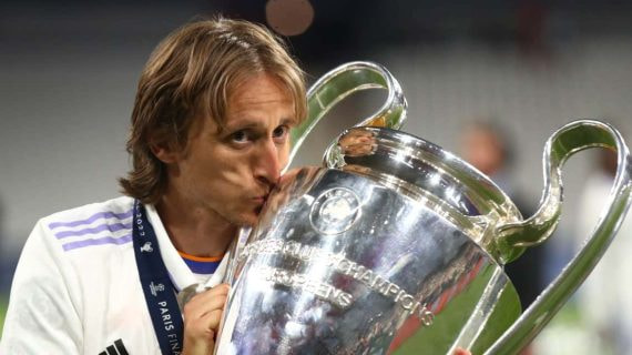 Luka Modric besando la Champions League.