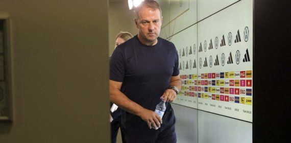 Flick al salir de una rueda de prensa con la selección alemana.