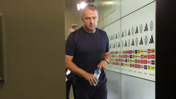 Flick al salir de una rueda de prensa con la selección alemana.