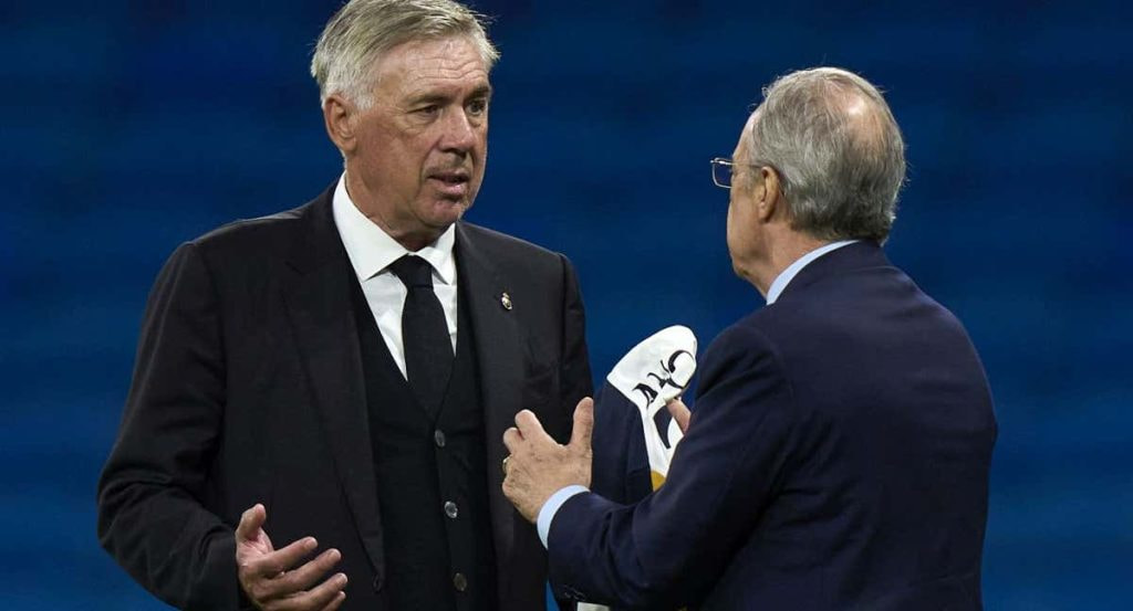 Carlos Ancelotti dialoga con Florentino Pérez.