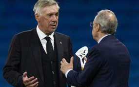 Carlos Ancelotti dialoga con Florentino Pérez.