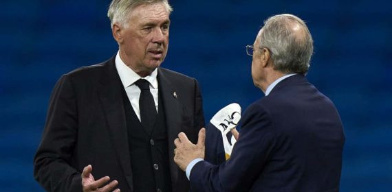 Carlos Ancelotti dialoga con Florentino Pérez.
