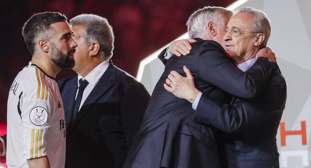 Florentino Pérez abraza a Ancelotti.