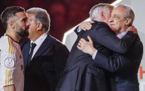 Florentino Pérez abraza a Ancelotti.