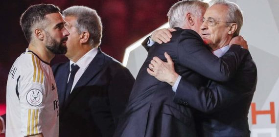 Florentino Pérez abraza a Ancelotti.