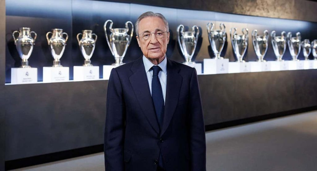 Florentino Pérez, en la sala de trofeos del Real Madrid.